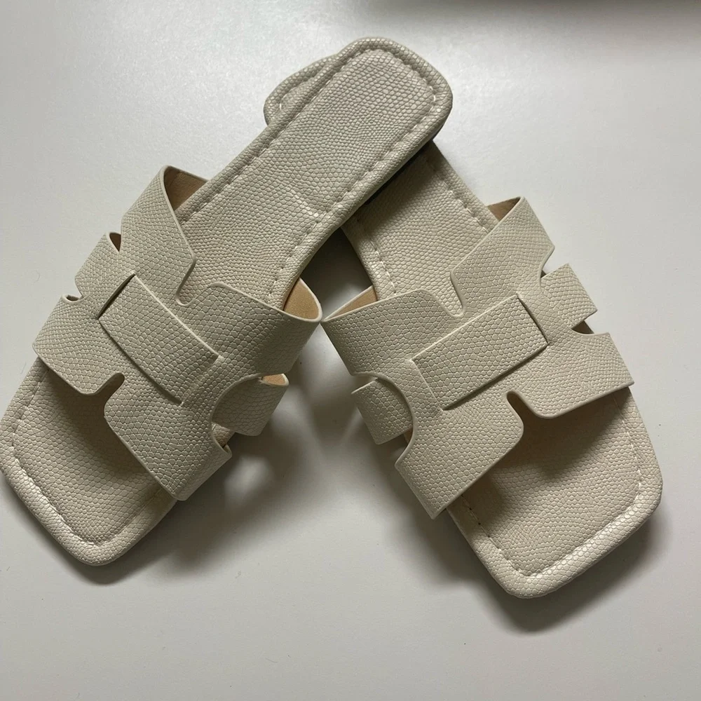 Flats - Picture 2 of 4